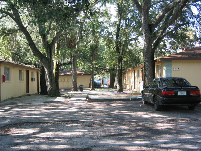 Building Photo - DeSoto Oaks Wooded Apartments