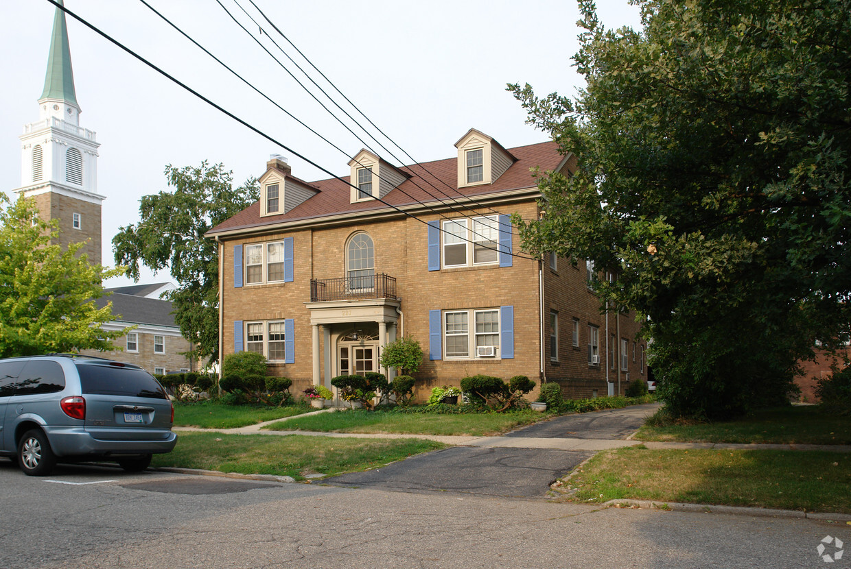 Primary Photo - Chestnut Manor Apartments