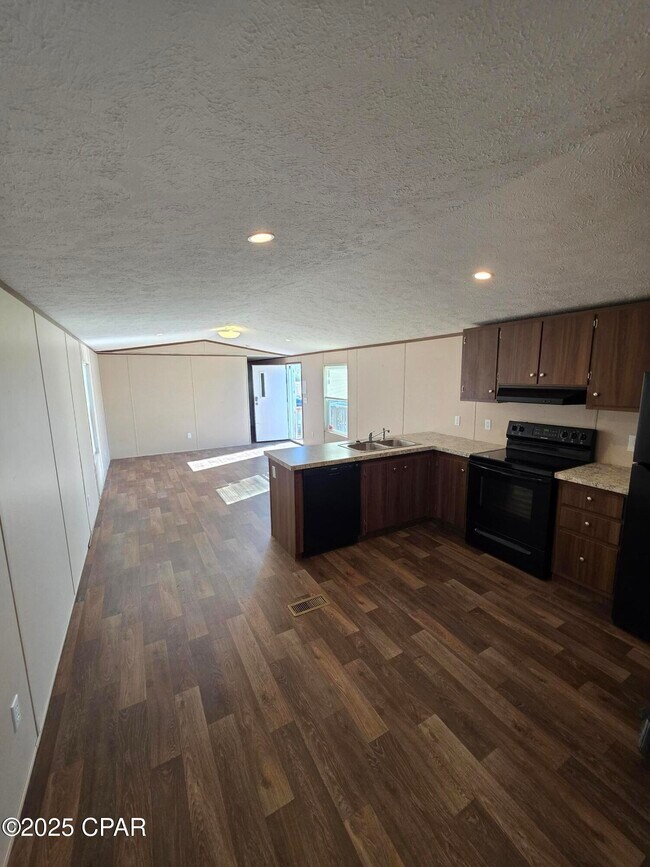 Foto del edificio - 5921 Nadine Rd