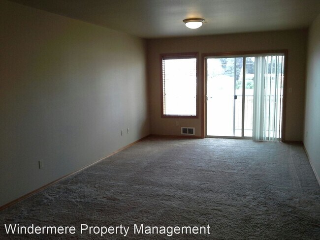 Building Photo - 2216 Mercedes Dr
