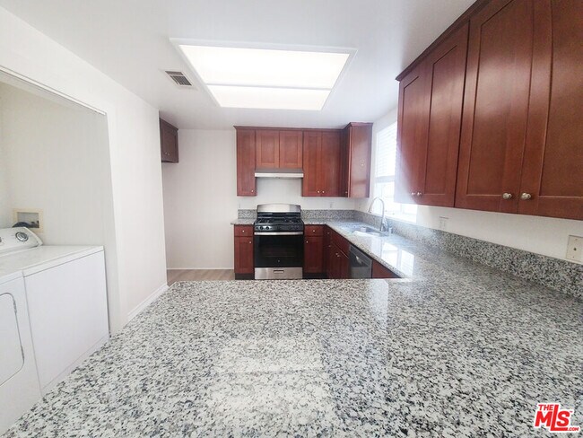 Foto del edificio - 4838 Elmwood Ave