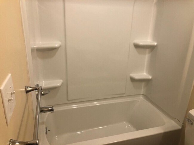 Building Photo - 2 Bedroom 1 Bath Apartment