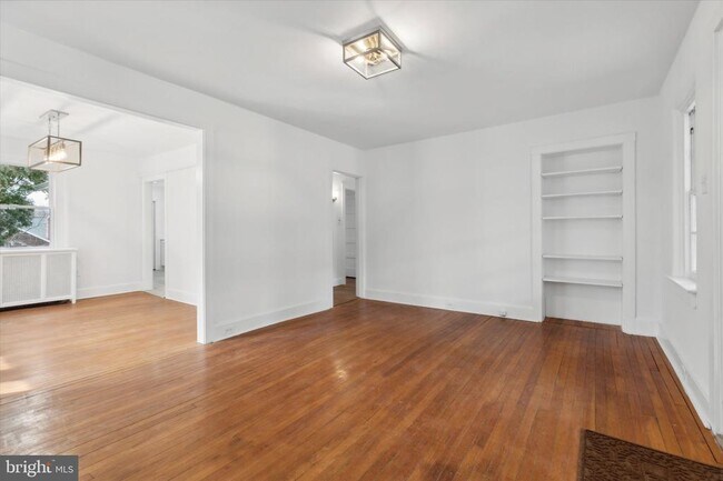Foto del edificio - 232 Forrest Ave