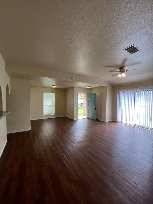 Building Photo - 2628 Gwendolyn Ln