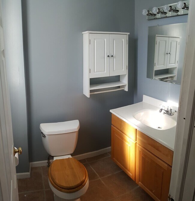Building Photo - Spacious home in downtown Royal Oak!