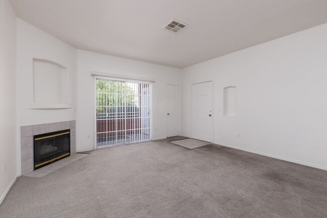 Foto del edificio - Two bedroom unit in gated NE community with pool