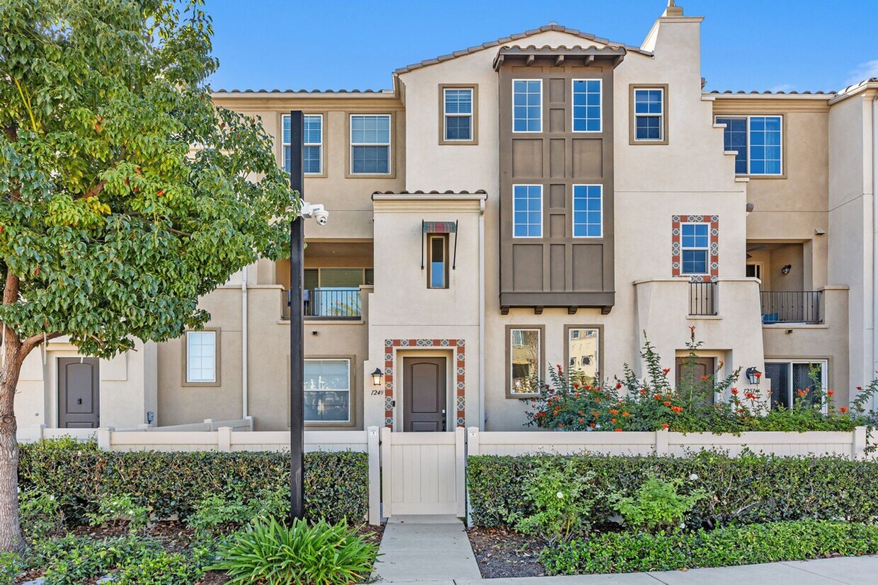 Foto principal - 4 bedroom - Pacific Ridge in Oceanside