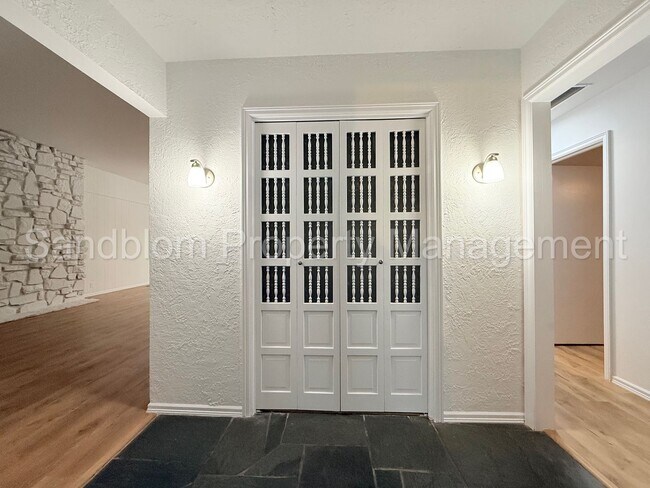 Foto del edificio - For Lease | South Tulsa Duplex | Available Now!