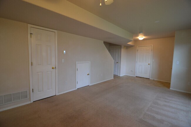 Foto del edificio - 2 Bedroom End Unit Townhome in D20!