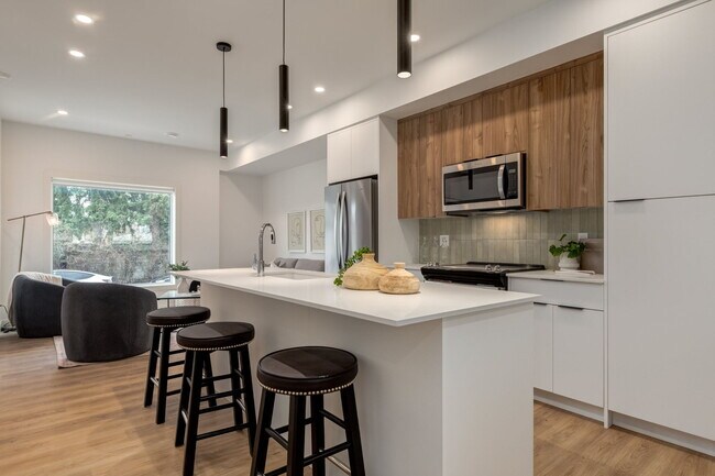 Photo du bâtiment - Move-In Special! Modern 1-Bedroom Suite in Highland Park | Pet Friendly