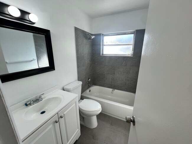 Foto del edificio - 3319 Grove Rd