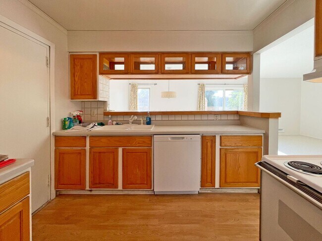 Building Photo - Newly Remodeled Townhome with 2-Car Garage...