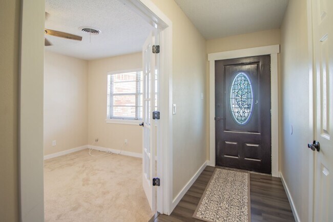 Foto del edificio - Gorgeous Completely Remodeled 4/2/2 with W...
