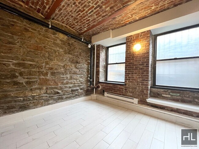 Building Photo - STYLISH + UNIQUE 2 BED WITH PRIVATE PATIO ...