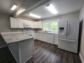 Building Photo - 1067 Crescent Dr