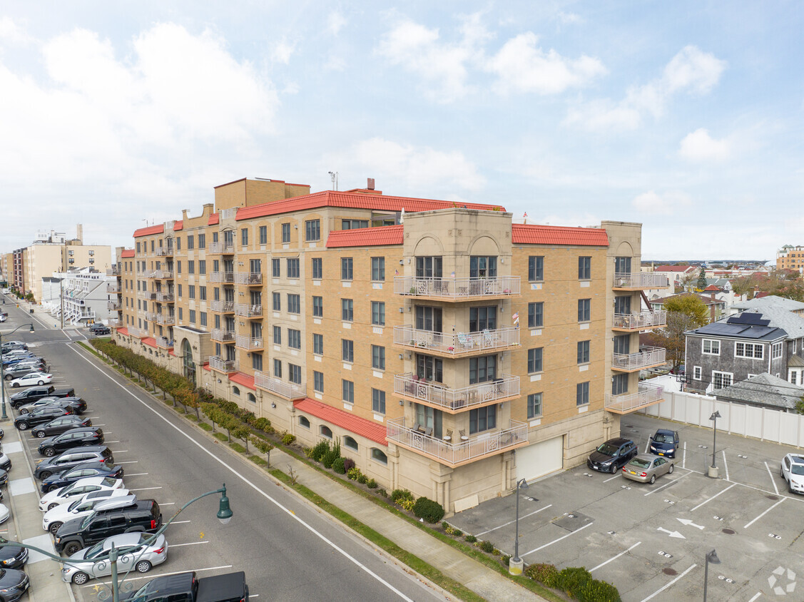 Primary Photo - 125 E Broadway