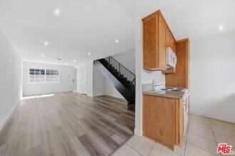 Building Photo - 6616 Sylmar Ave