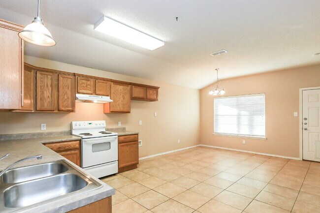 Foto del edificio - 6 month or 12 month leases available Charm...