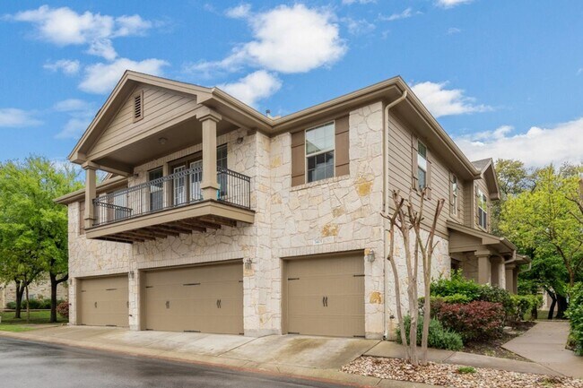 Building Photo - Great 3 Bedroom, 2.5 Bath Condo Located In...