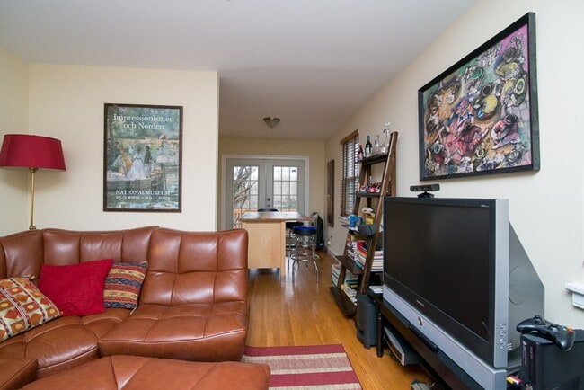 Building Photo - Lovely three-story 2BR/2BA duplex located ...