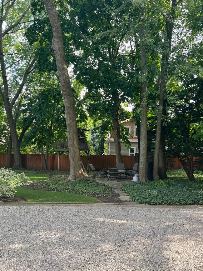 Patio compartido con mesa, sillas Adirondack y parrilla. - 1228 Forest Ave
