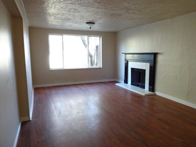 Building Photo - 352 Hampton/Blair - 3 PLEX