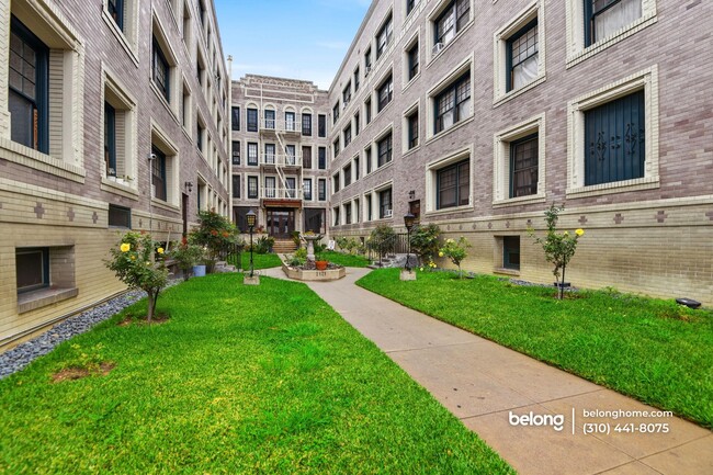 Foto del edificio - 2121 James M Wood Blvd