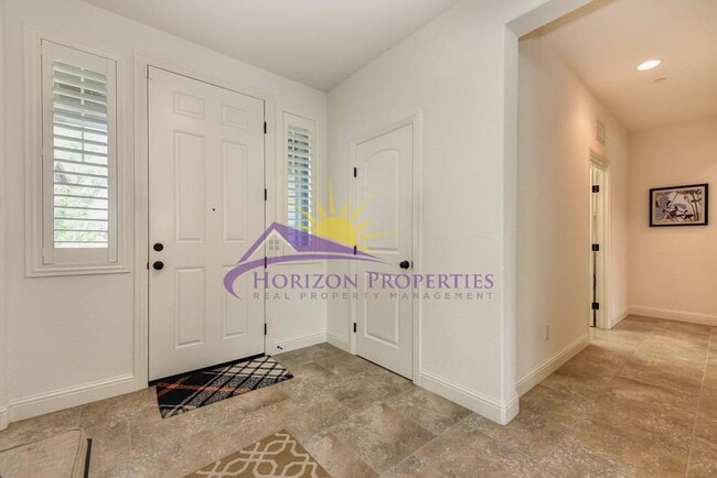 Foto del edificio - Beautiful 3 Bed 2.5 Bath 1,983sqft single family home with New LVP Flooring & 3-Car Garage in Ana...