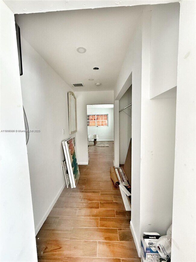 Foto del edificio - 7031 SW 27th St