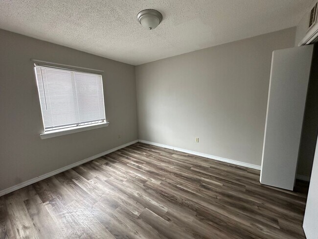 Foto del edificio - 1200 East E Street