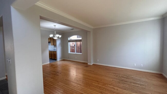 Building Photo - Just listed