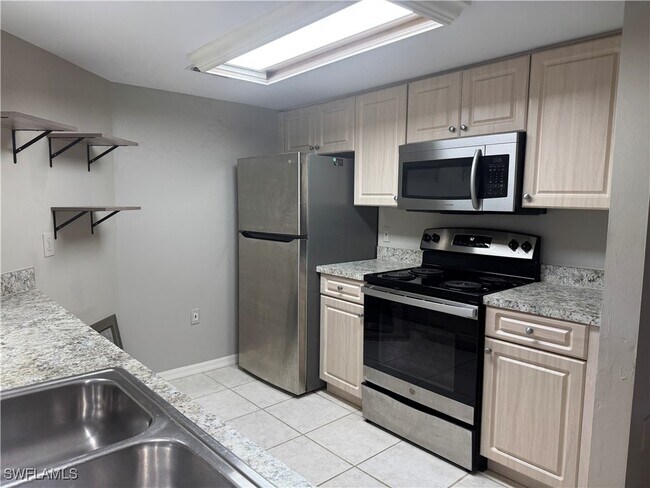 Foto del edificio - 1769 Four Mile Cove Pkwy