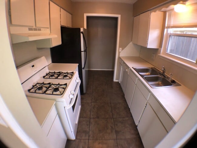 Building Photo - S Elm Ct Duplex