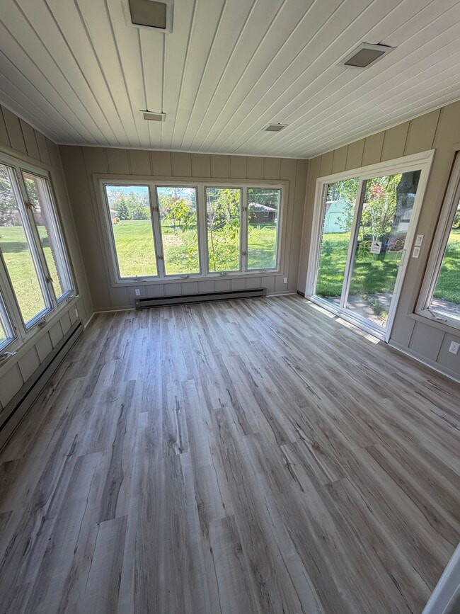 Building Photo - 2922 Bagley Dr W
