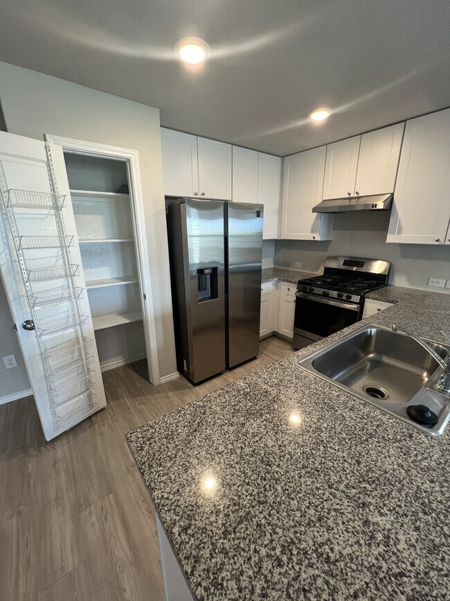 Building Photo - 5730 Cicada Cir