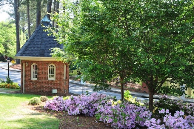 Building Photo - 25316 Plantation Dr NE
