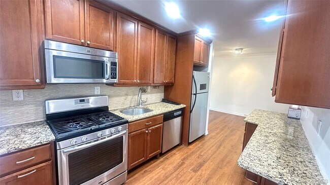 Foto del edificio - 73-63 198th St