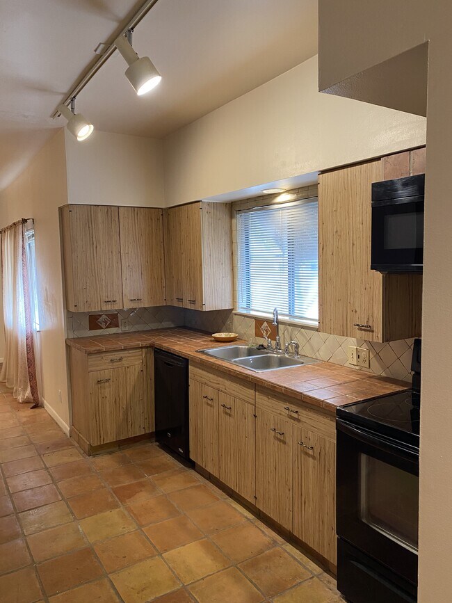 Kitchen - 541 Sand Bend Dr