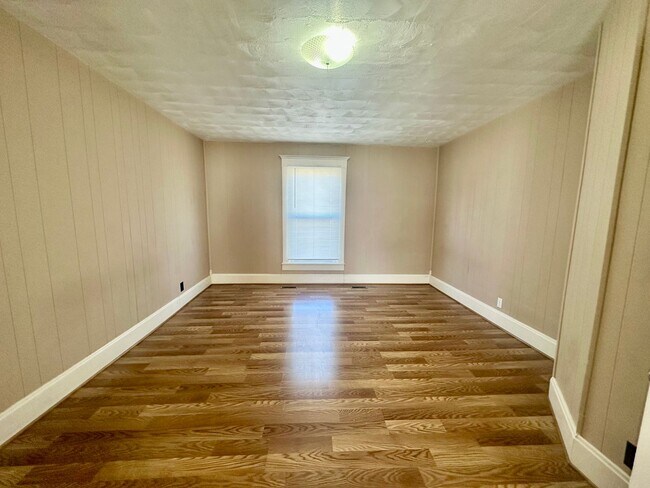 Foto del edificio - Peteyboy Properties LLC-437 W Jackson A &amp; B