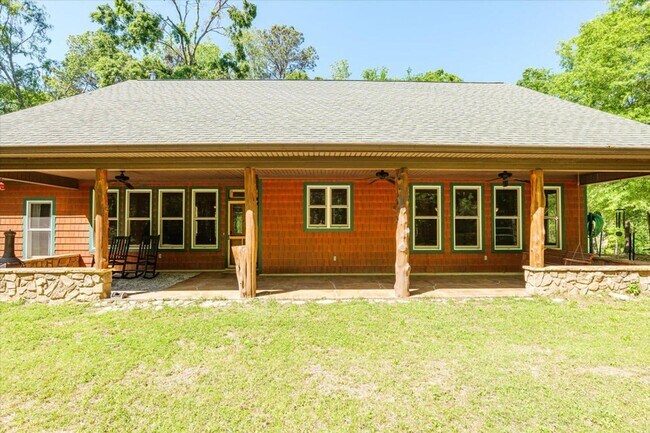 Foto del edificio - Charming 2 Bed, 2 Bath Custom Ranch on 5 P...