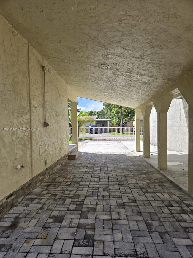Foto del edificio - 330 SW 13th St