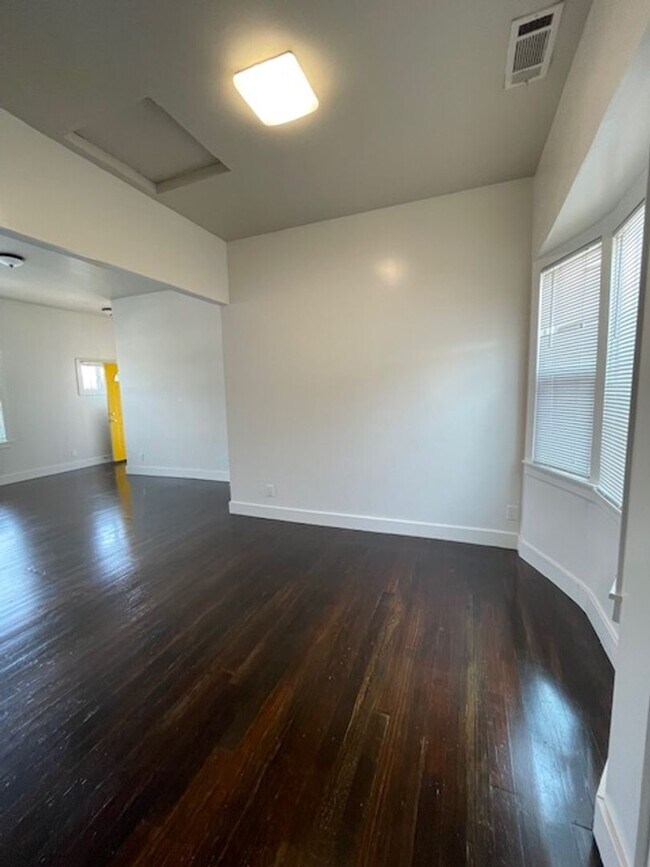 Building Photo - 826 Isabella St
