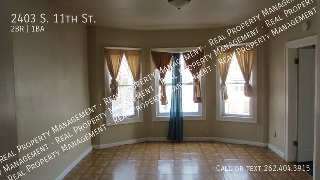 Building Photo - 2 Bedroom upper