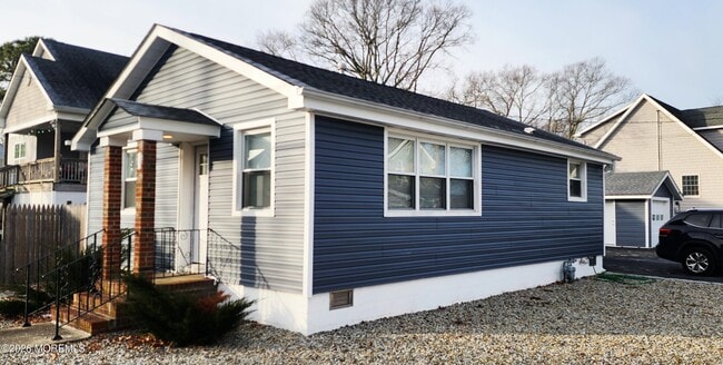 Building Photo - 700 Anglesea Ave