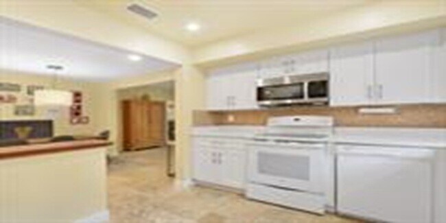Building Photo - 721 N Lakeside Dr