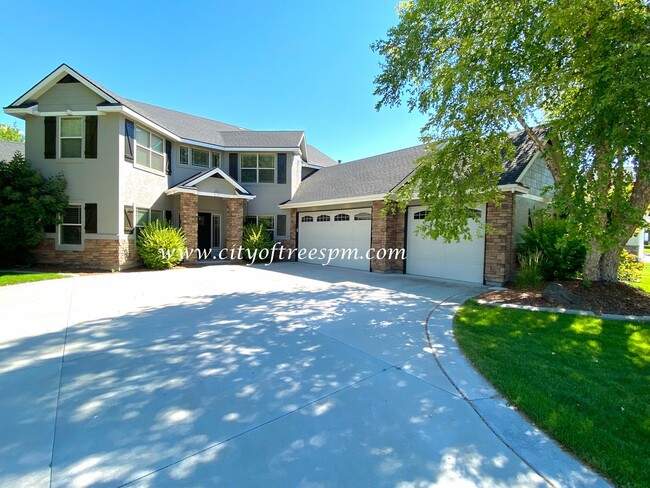 Building Photo - Beautiful 5 bed 2 1/2 bath home located in...