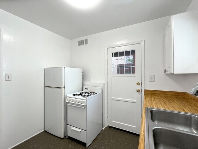 Building Photo - Spacious Studio - Steps to the Sand
