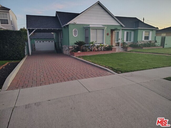 Foto del edificio - 5446 Angeles Vista Blvd