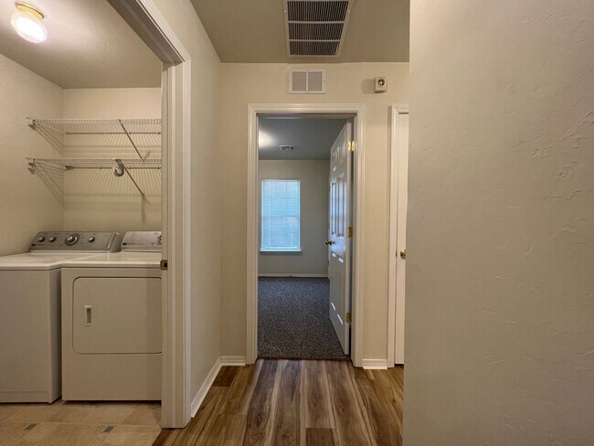Foto del edificio - GEOTHERMAL Heat and Air! 3 Bedroom/2 Bathroom with attached 2 Car Garage