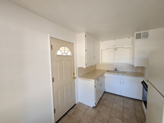 Building Photo - Fantastic 2 bed 1 bath right near ASU!